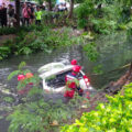 Kecelakaan Beruntun 4 Mobil di Kenjeran, 1 Masuk Sungai